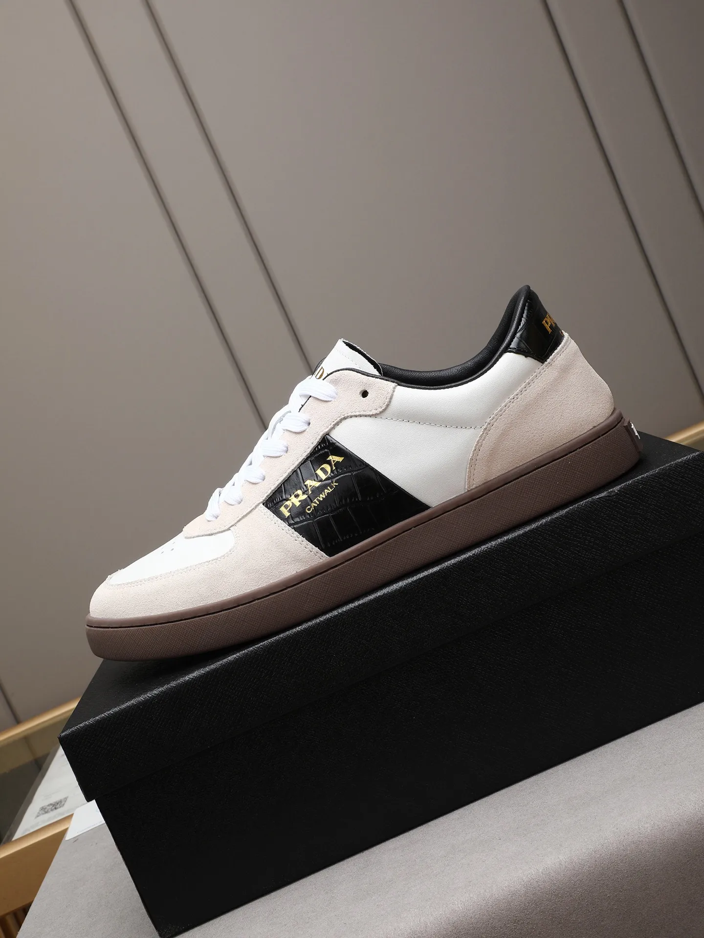Men's shoes💰420💰 Brand: PRADA (Prada) Standard code: Men's code 38–44 (45 can be customized) Material: Original cowhide, breathable sheep lining Special outsole Style category: Men's fashionable casual sneakers Low-key luxury! Color: actual picture color